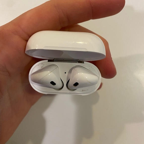 Apple Airpods - Picture 3 of 9